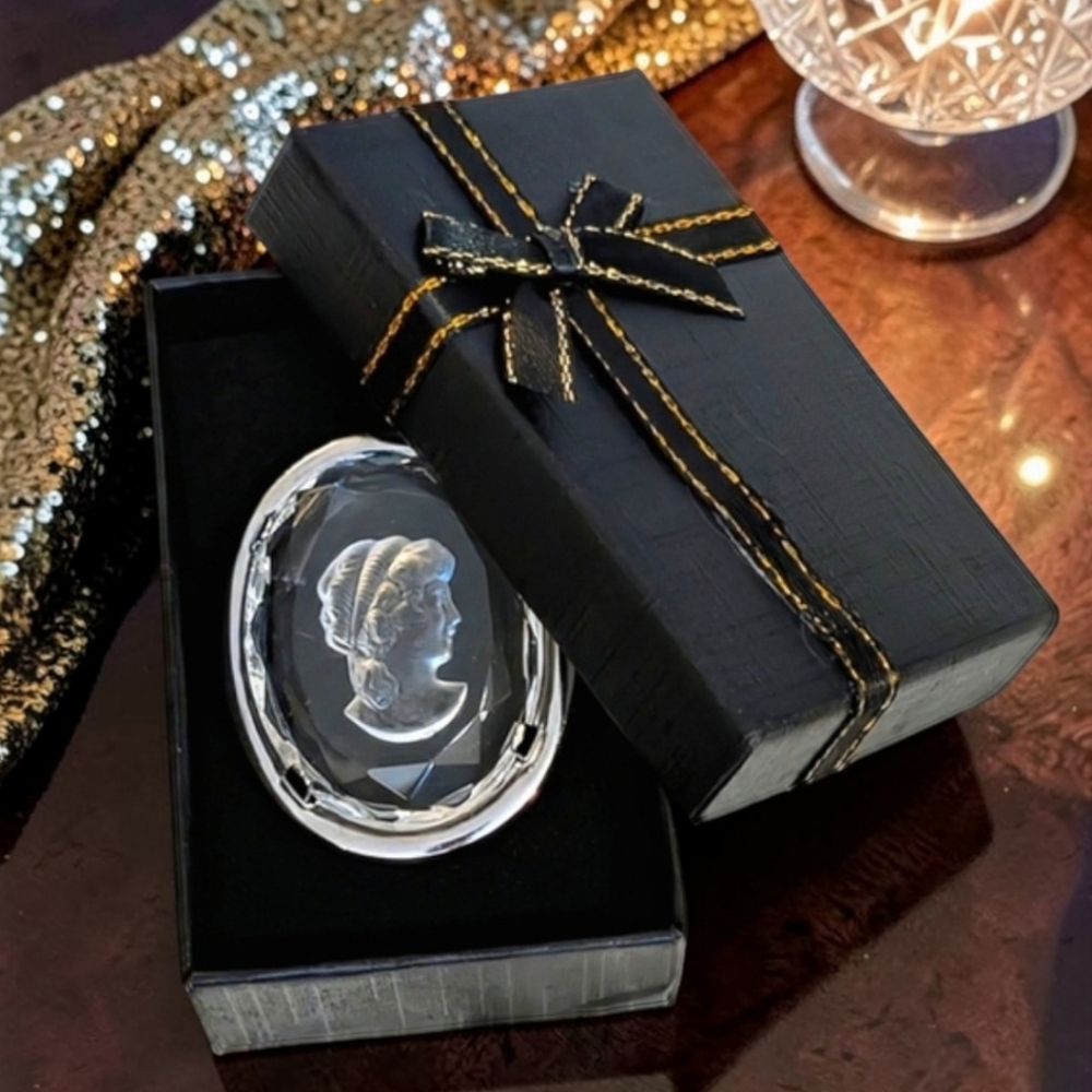 Vintage Reversed Carved Crystal Cameo Brooch